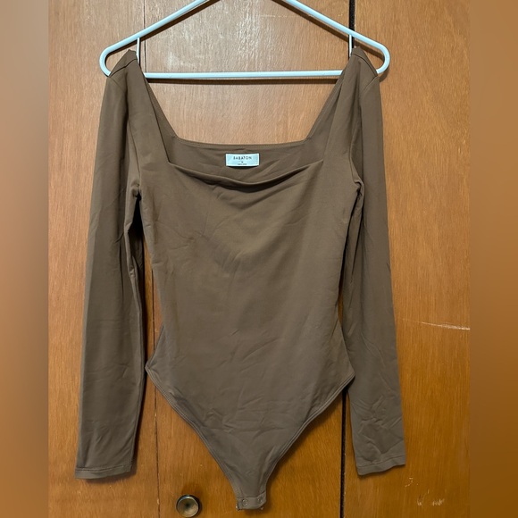 Aritzia Babaton Contour Squareneck Longsleeve Bodysuit in Coffee Bean - Picture 2 of 7